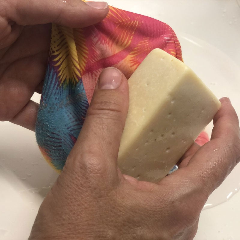 Jabón para la Ropa, con aceite de oliva y girasol, vista en uso