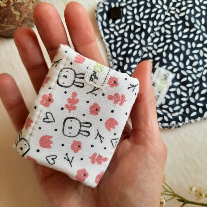 Protegeslip transpirable de bambú y algodón orgánico, sin PUL, LaRecortá. VEGANO, conejitos vista plegado