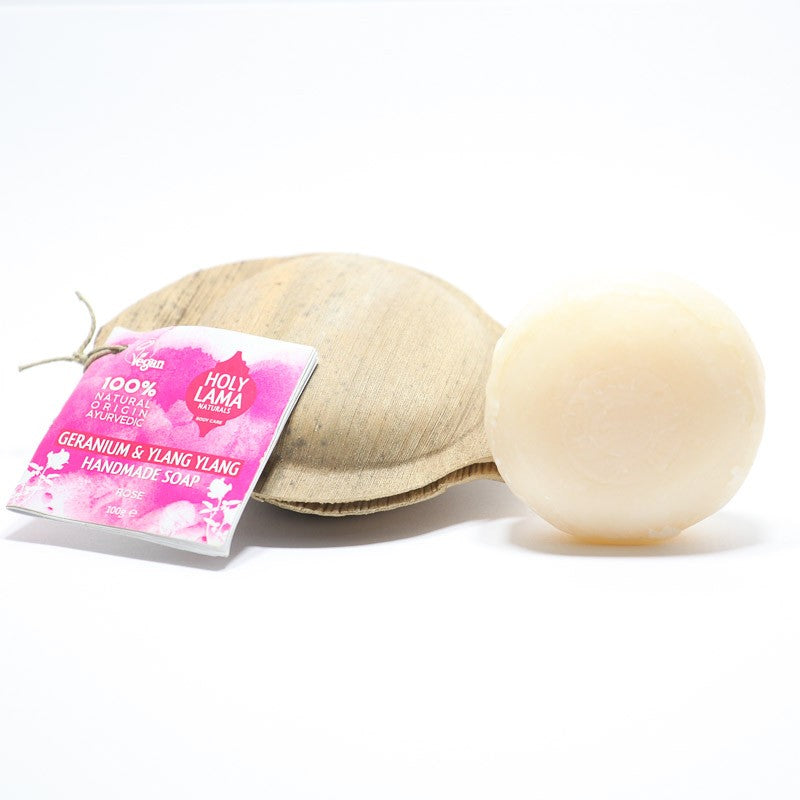 Jabón ayurvédico artesanal "Rosa" con aceite de coco. Limpieza suave e hidratación natural para la piel. Vegano, sin plásticos, comercio justo. Fragancia intensa. Presentado en concha VEGETAL