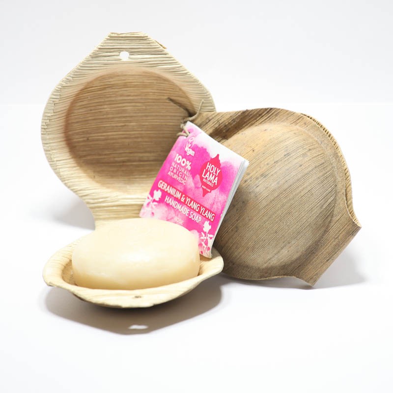 Jabón ayurvédico artesanal "Rosa" con aceite de coco. Limpieza suave e hidratación natural para la piel. Vegano, sin plásticos, comercio justo. Fragancia intensa. Presentado en concha. ZOOM