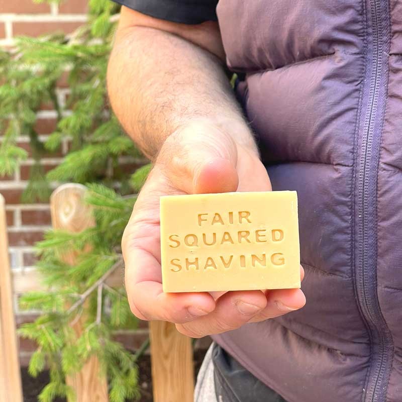 Jabón para el afeitado Café, Karité, Babasú y Coco. Vista en mano