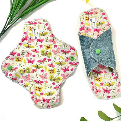 Compresa de DÍA de bambú y algodón orgánico, vista superior mariposas