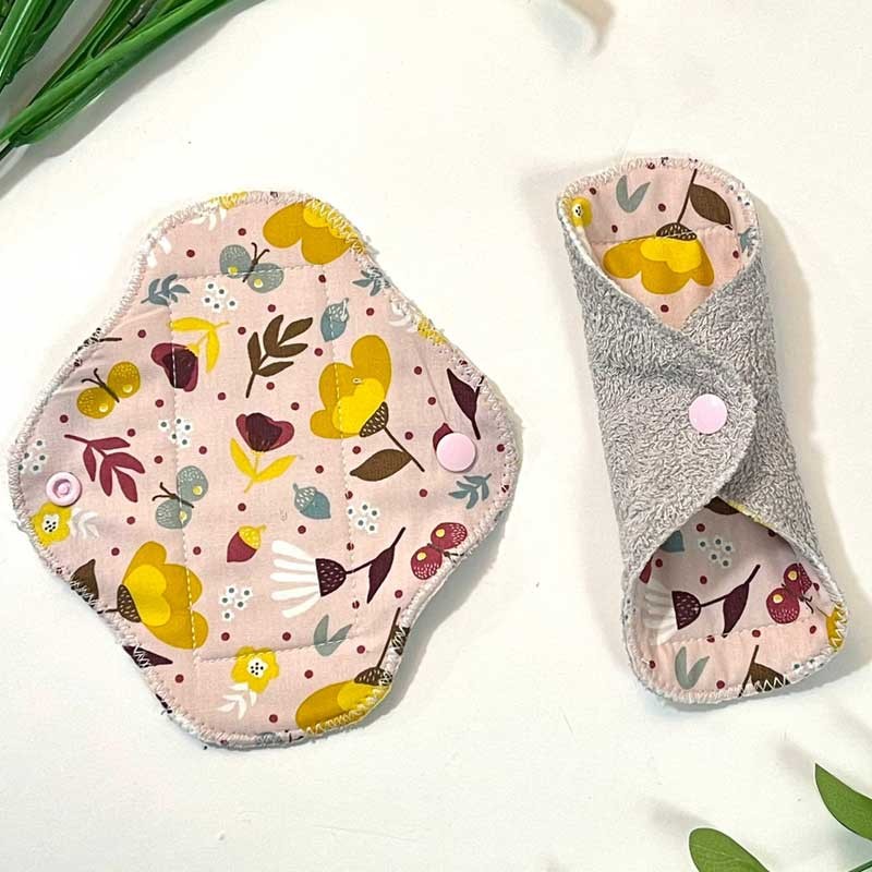 Protegeslip de bambú y algodón orgánico, vista superior floral rosa