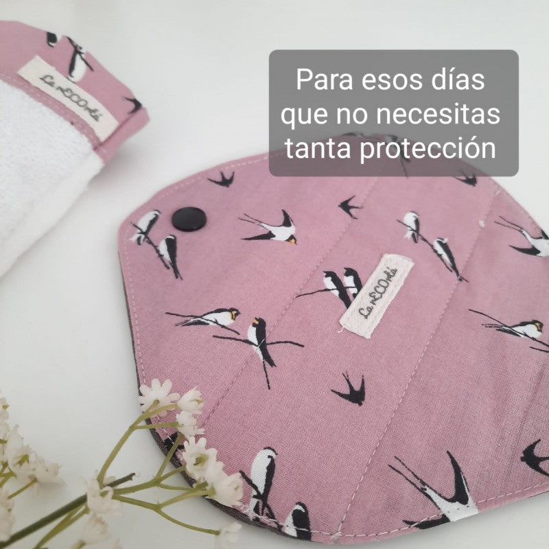 Compresa de DÍA de bambú y algodón orgánico, vista superior pajaritos