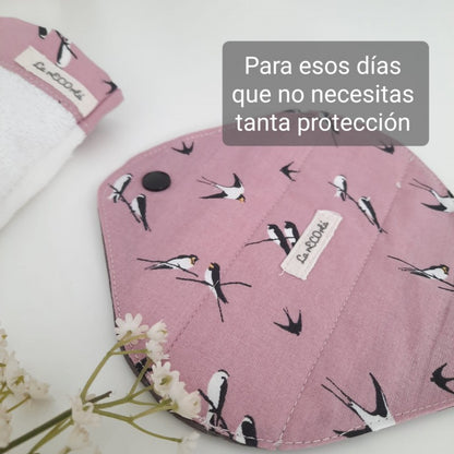 Compresa de DÍA de bambú y algodón orgánico, vista superior pajaritos