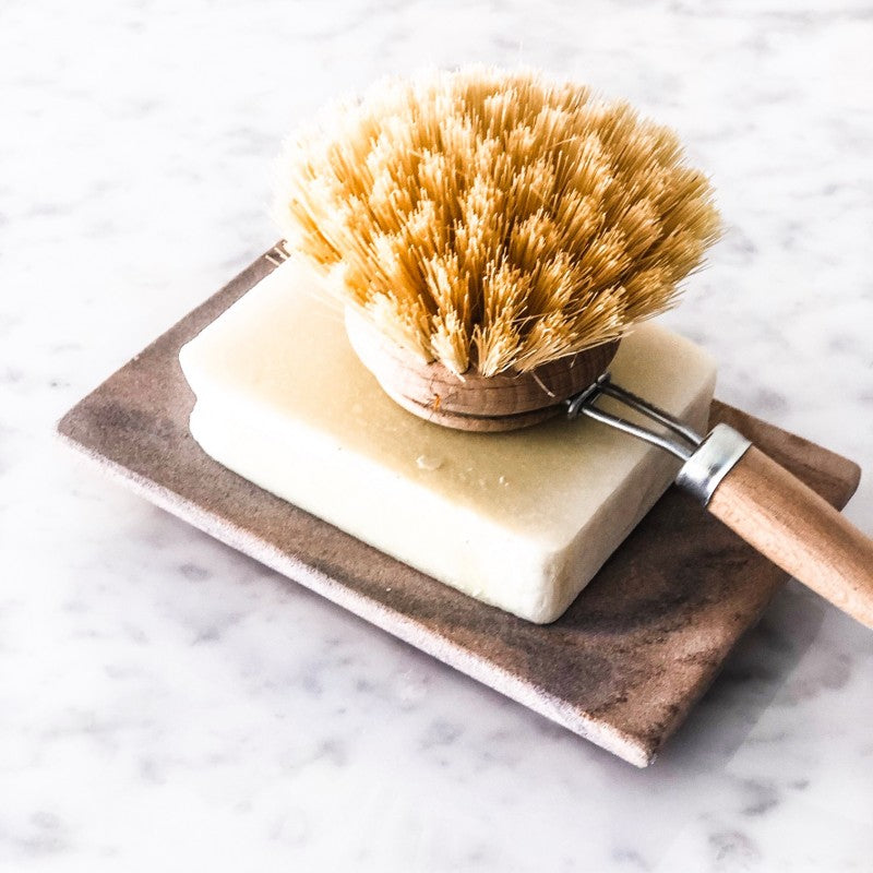 Jabonera de Piedra, vista superior con jabón y cepillo