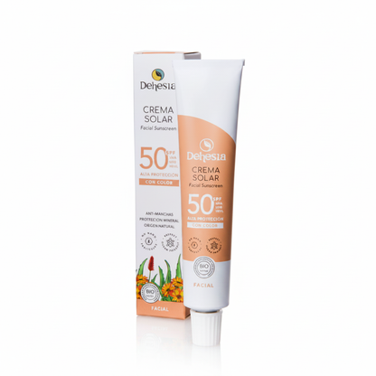 Protector solar facial con filtros 100% minerales SPF50. Antimanchas y anti luz azul. Con color invisible para un acabado natural. Ideal para pieles sensibles y rosácea. Bio y Vegano.