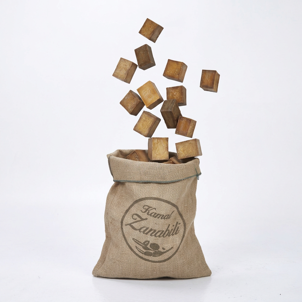 Jabones de Alepo suspendidos sobre el saco, como si cayeran dentro