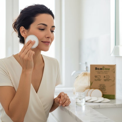 Mujer usando discos desmaquillantes reutilizables