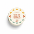 Lata de aluminio del protector solar facial Sol de Ibiza sobre la arena de la playa, un ejemplo de protección solar sostenible y cero residuos