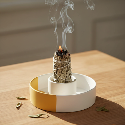 Quemador con salvia insertada ardiendo